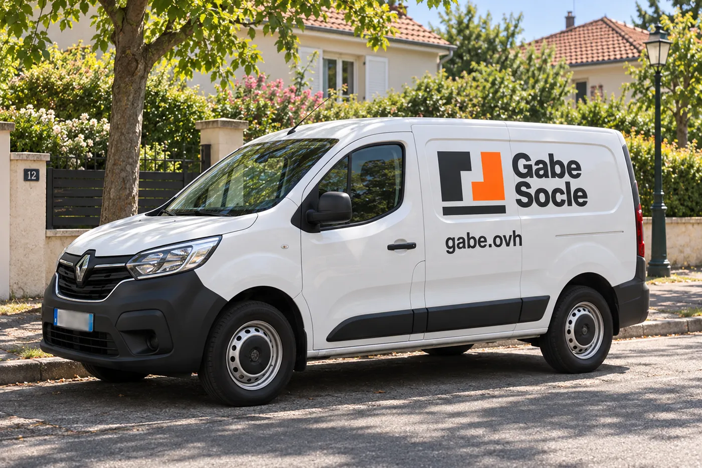 Utilitaire blanc aux couleurs de Gabe Socle (gabe.ovh) garé dans une rue pavillonnaire d'Ormesson-sur-Marne